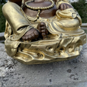 Sitzender Glücksbuddha mit Goldklumpen, 32 cm hoch 11