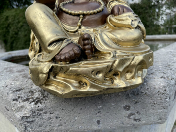 Sitzender Glücksbuddha mit Goldklumpen, 32 cm hoch 12