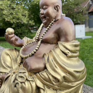 Sitzender Glücksbuddha mit Goldklumpen, 32 cm hoch 7