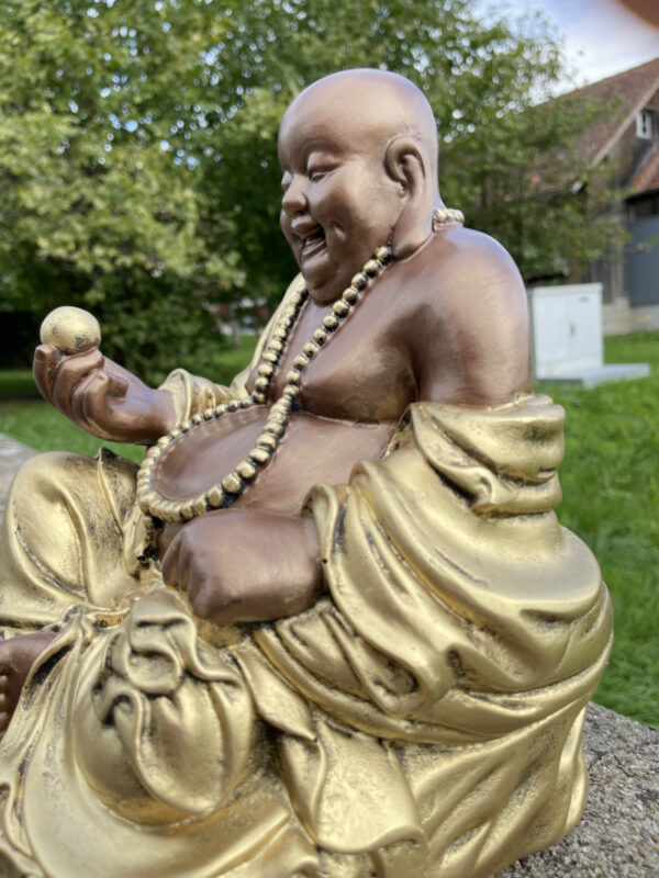 Sitzender Glücksbuddha mit Goldklumpen, 32 cm hoch 8