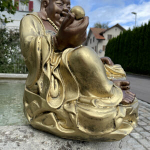 Sitzender Glücksbuddha mit Goldklumpen, 32 cm hoch 3