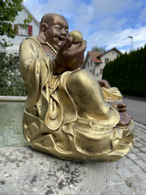 Sitzender Glücksbuddha mit Goldklumpen, 32 cm hoch 4