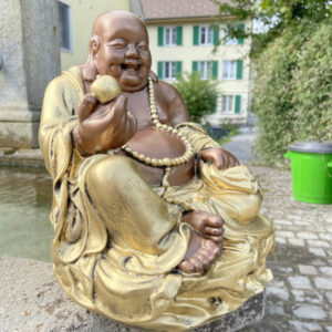 Sitzender Glücksbuddha mit Goldklumpen, 32 cm hoch 2