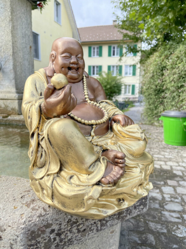 Sitzender Glücksbuddha mit Goldklumpen, 32 cm hoch 3