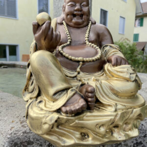 Sitzender Glücksbuddha mit Goldklumpen, 32 cm hoch