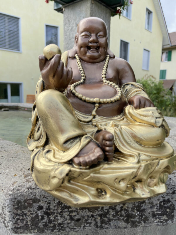 Sitzender Glücksbuddha mit Goldklumpen, 32 cm hoch