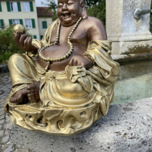 Sitzender Glücksbuddha mit Goldklumpen, 32 cm hoch 5