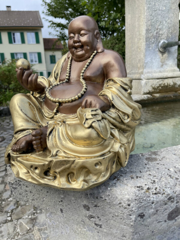 Sitzender Glücksbuddha mit Goldklumpen, 32 cm hoch 6