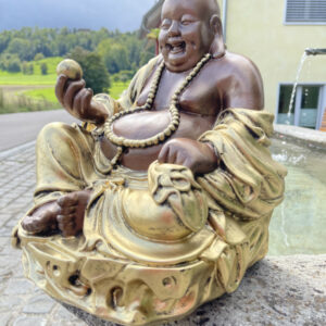 Sitzender Glücksbuddha mit Goldklumpen, 32 cm hoch 4