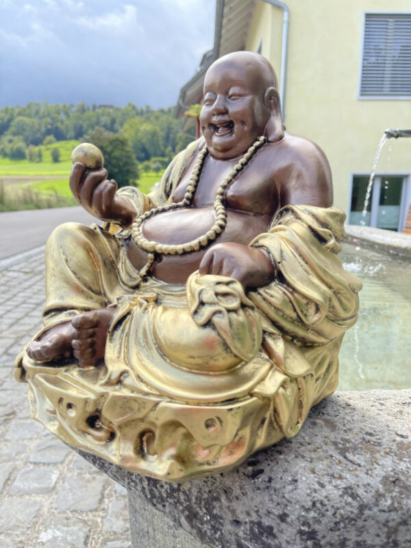 Sitzender Glücksbuddha mit Goldklumpen, 32 cm hoch 5