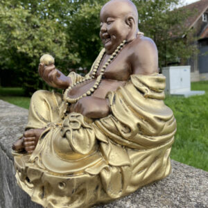 Sitzender Glücksbuddha mit Goldklumpen, 32 cm hoch 6