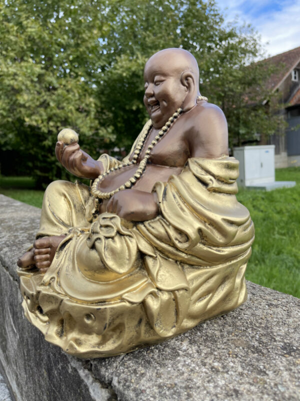 Sitzender Glücksbuddha mit Goldklumpen, 32 cm hoch 7