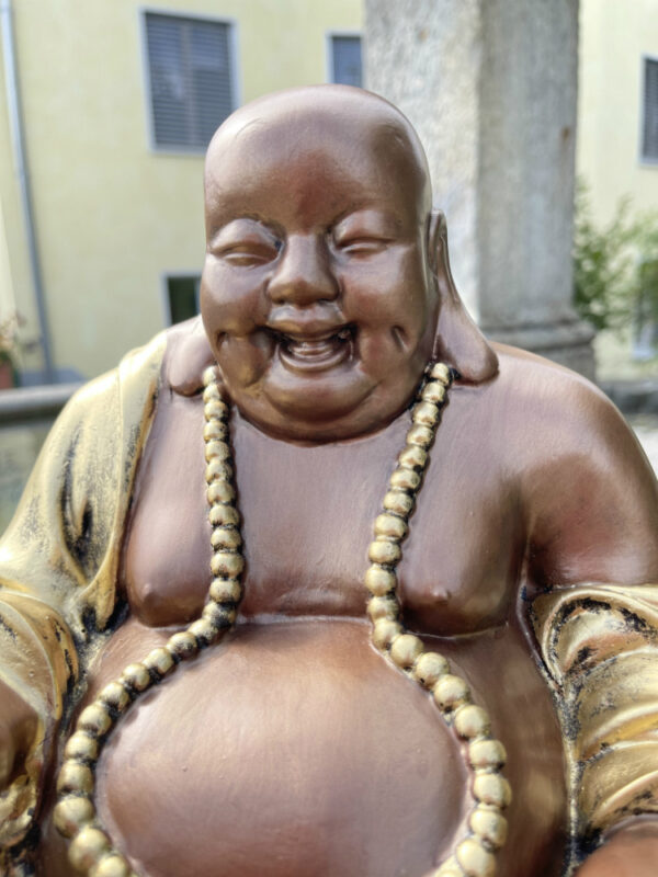 Sitzender Glücksbuddha mit Goldklumpen, 32 cm hoch 9