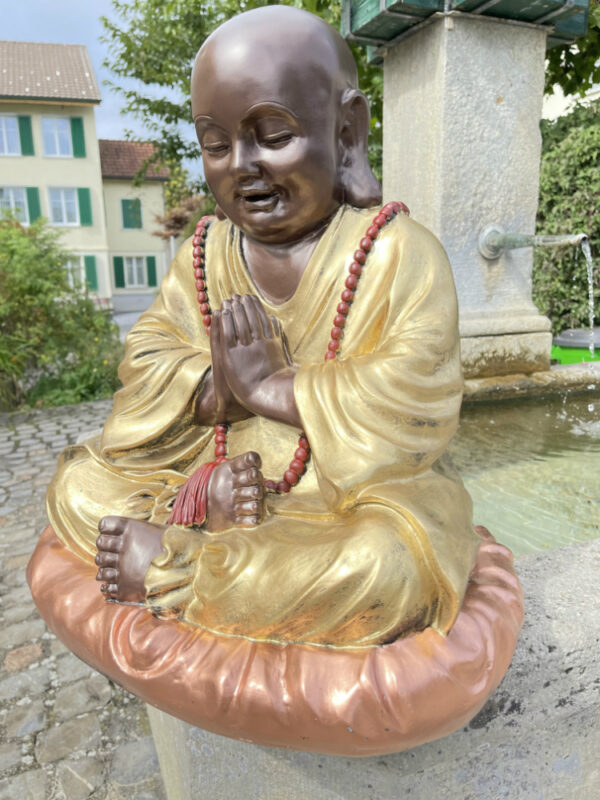 Betender buddhistischer Mönch, 52 cm hoch 4