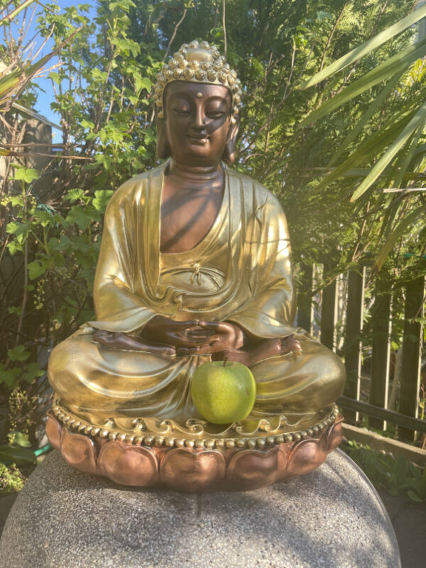 Buddha Figur auf Kissen sitzend, als Innendeko, 58 cm hoch