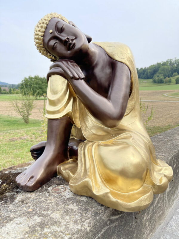Buddha Figur ruhend, im Goldgewand, 59 cm hoch