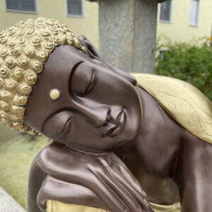 Buddha Figur ruhend, Goldgewand, 59 cm hoch 6