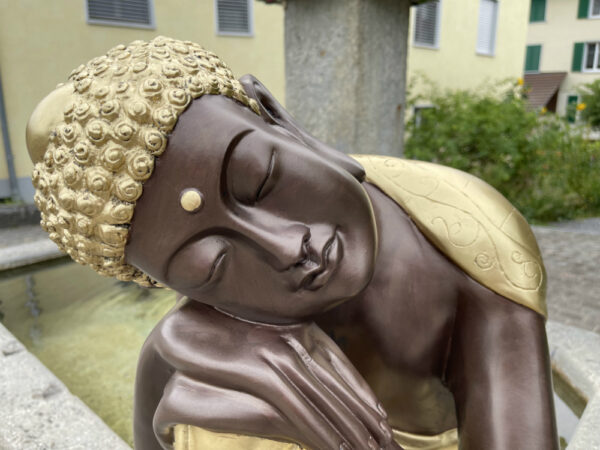 Buddha Figur ruhend, im Goldgewand, 59 cm hoch 7