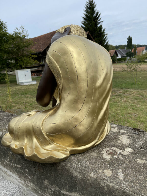 Buddha Figur ruhend, im Goldgewand, 59 cm hoch 4