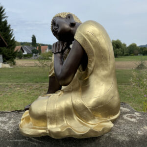 Buddha Figur ruhend, Goldgewand, 59 cm hoch 2