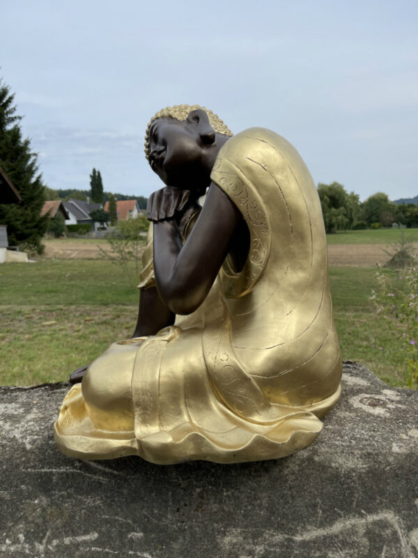 Buddha Figur ruhend, im Goldgewand, 59 cm hoch 3