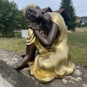 Buddha Figur ruhend, Goldgewand, 59 cm hoch 1
