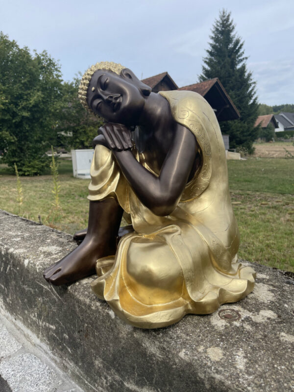Buddha Figur ruhend, im Goldgewand, 59 cm hoch 2