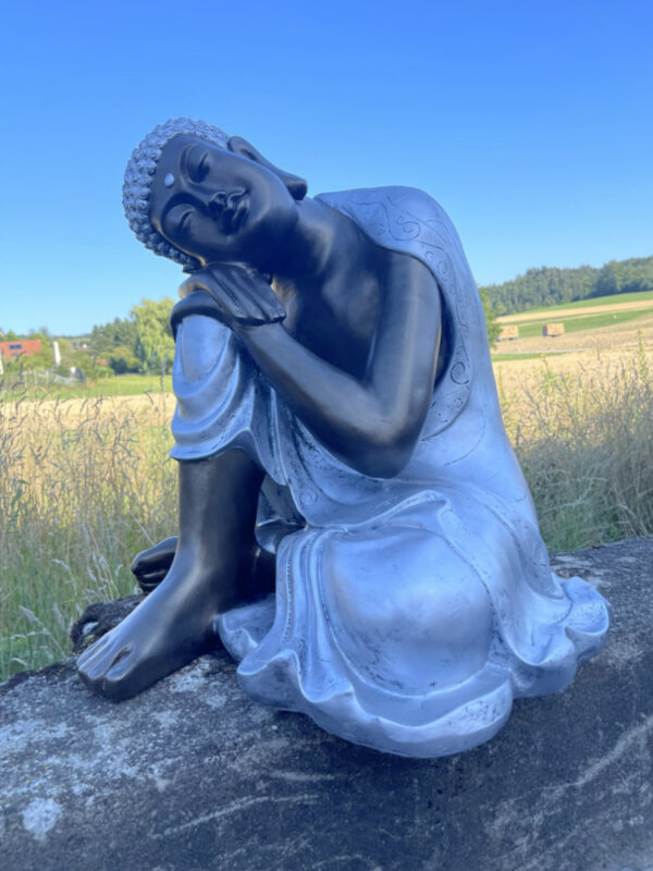 Buddha Gartenfgur ruhend, silbern gewandet, 59 cm hoch