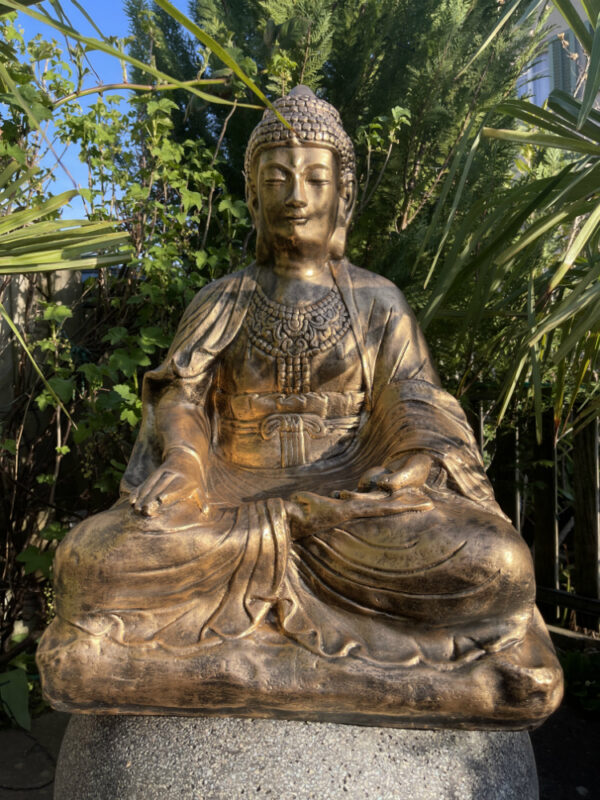 Buddha Figur auf Kissen sitzend, 70 cm hoch