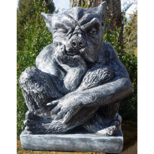 Gargoyle Gartendekofigur, hockend auf Steinplatte, 48 cm hoch