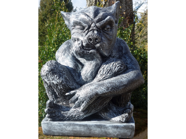 Gargoyle Gartendekofigur, hockend auf Steinplatte, 48 cm hoch