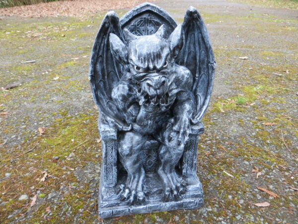 Gargoyle Garten Dekofigur auf Thron, 48 cm hoch