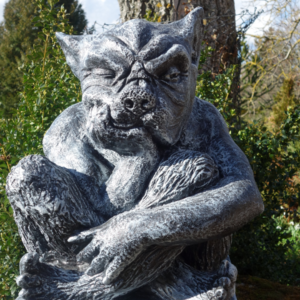 Gargoyle Gartendekofigur, hockend auf Steinplatte, 48 cm hoch 1