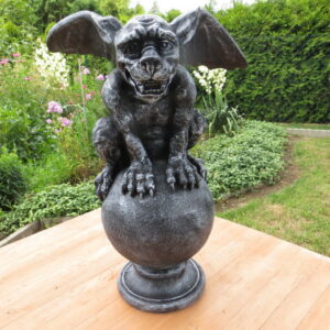 Gartenfigur Gargoyle auf Kugel, 50 cm hoch