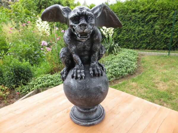 Gartenfigur Gargoyle auf Kugel, 50 cm hoch