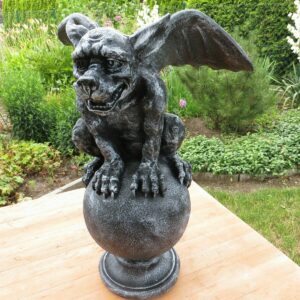 Gartenfigur Gargoyle auf Kugel, 50 cm hoch 1