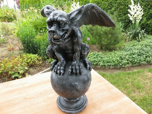 Gartenfigur Gargoyle auf Kugel, 50 cm hoch 2