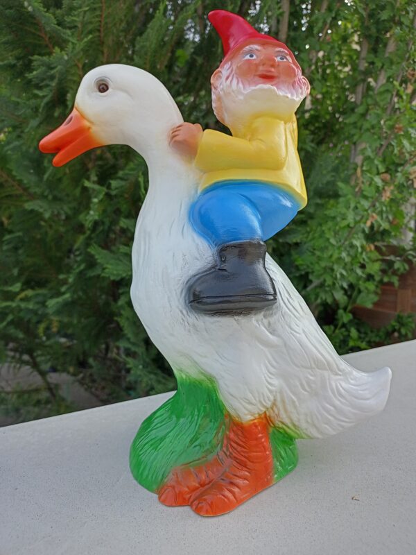 Lustige Gartendeko: Gartenzwerg reitet Ente, 40 cm hoch