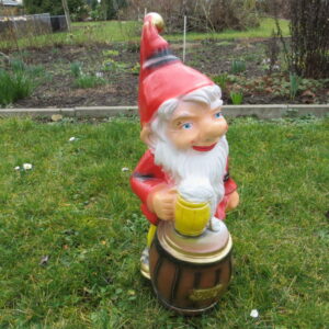 Kleiner Gartenzwerg mit Bier, 43 cm hoch 1
