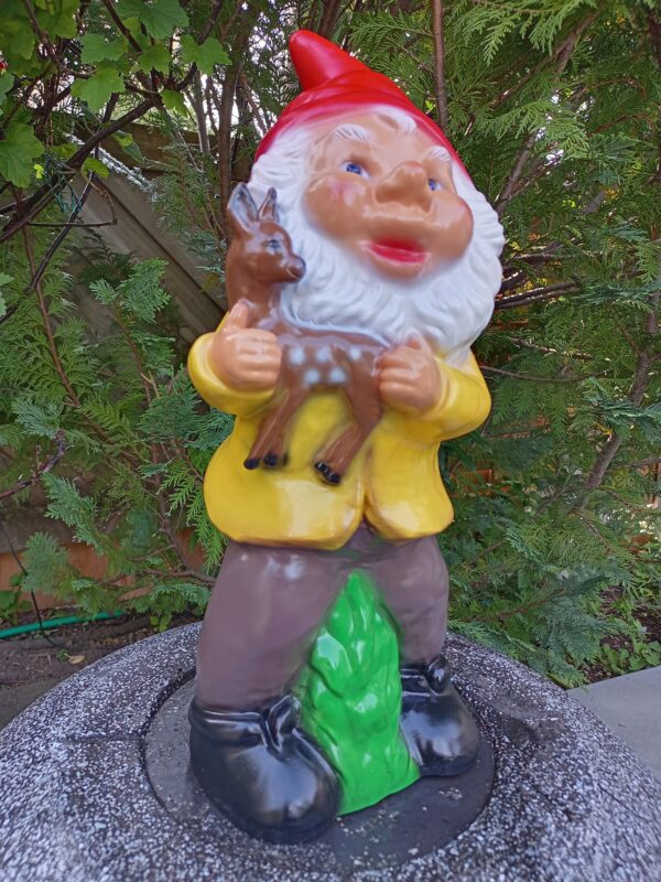 Grosser Deko-Gartenzwerg mit Bambi, 45 cm hoch 6