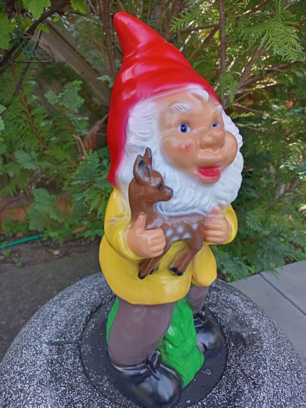 Grosser Deko-Gartenzwerg mit Bambi, 45 cm hoch 9