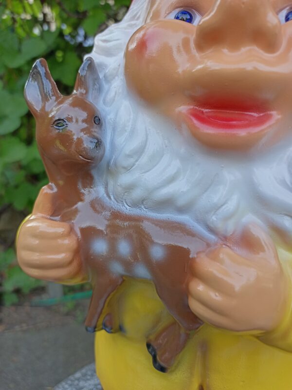 Grosser Deko-Gartenzwerg mit Bambi, 45 cm hoch 12