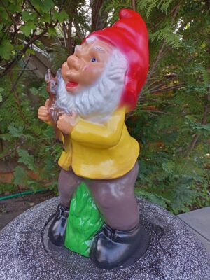 Grosser Deko-Gartenzwerg mit Bambi, 45 cm hoch