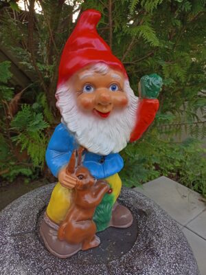 Grosser Gartenzwerg mit Hase, 45 cm hoch