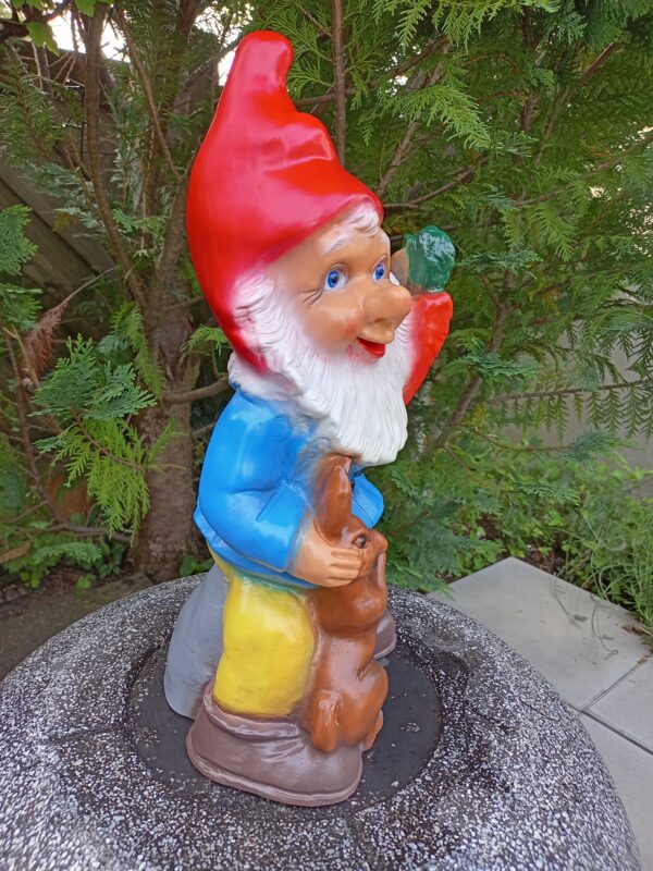 Grosser Gartenzwerg mit Hase, 45 cm hoch 2