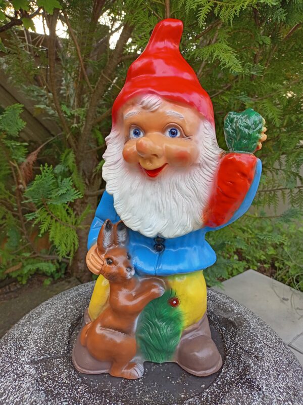 Grosser Gartenzwerg mit Hase, 45 cm hoch 7