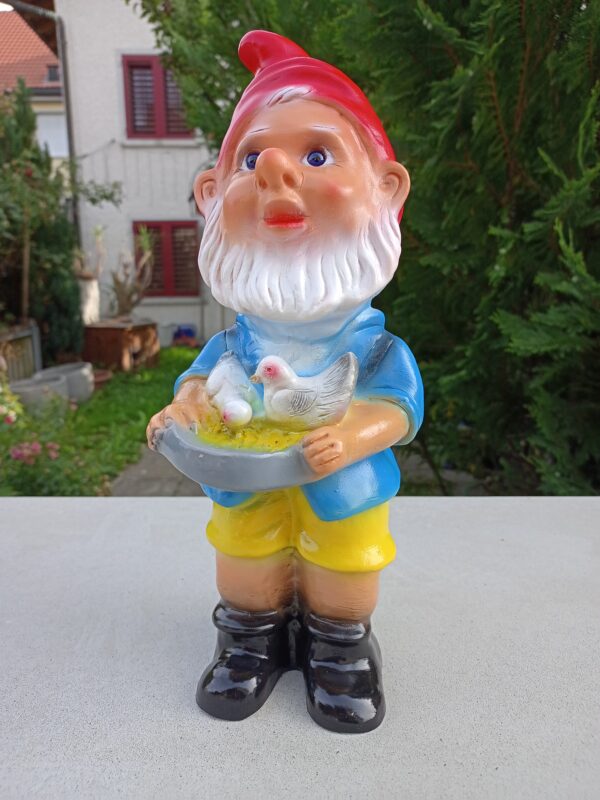 Deko Gartenzwerg am Tauben füttern, 32 cm hoch