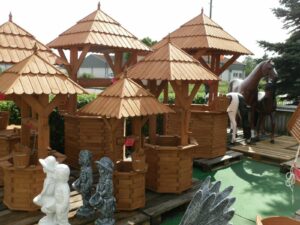Zierbrunnen aus Holz mit Dach