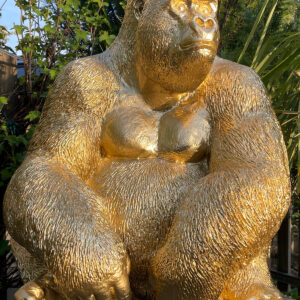 Deko Gorilla Jungtier in Gold, sitzend, 75 cm hoch
