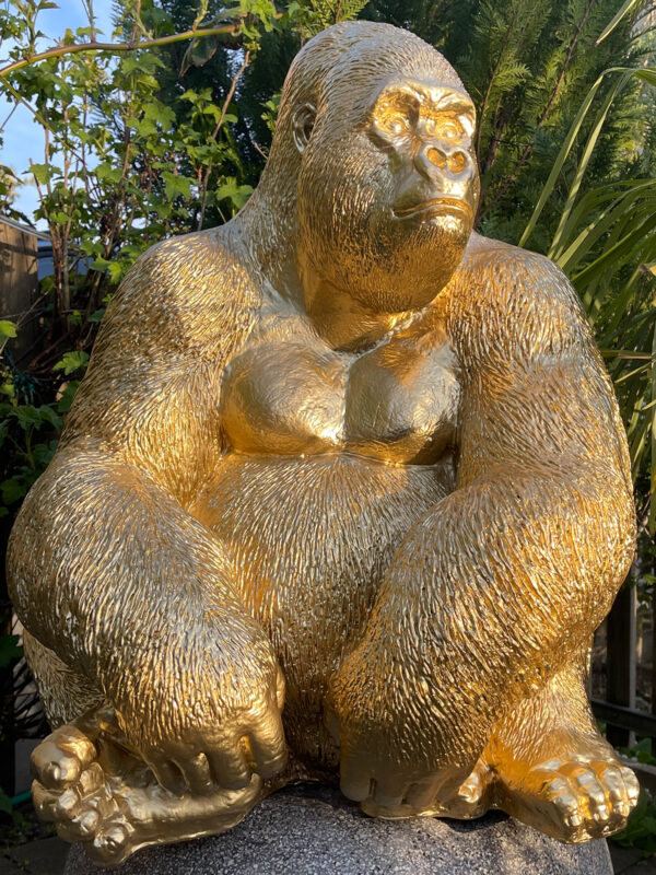 Deko Gorilla Jungtier in Gold, sitzend, 75 cm hoch